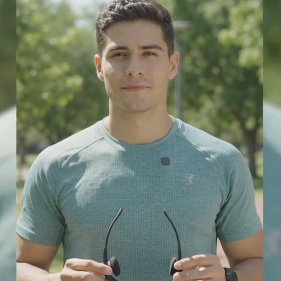 Hombre mostrando y usando los lentes con audífonos Bluetooth - Norveras