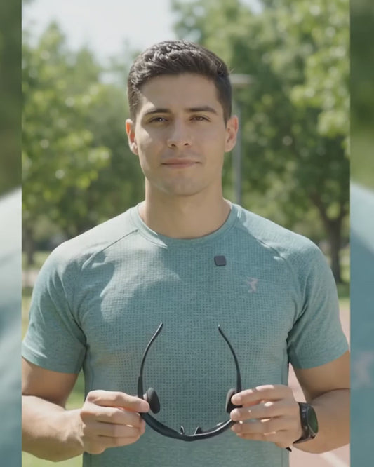Hombre mostrando y usando los lentes con audífonos Bluetooth - Norveras