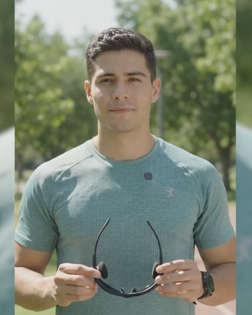 Hombre mostrando y usando los lentes con audífonos Bluetooth - Norveras